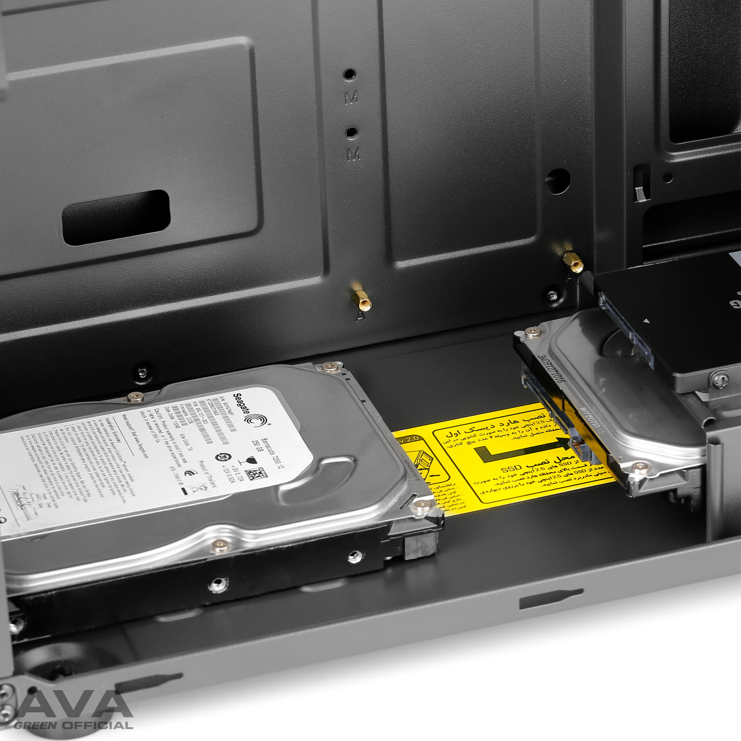 کیس گرین AVA دارای 3 جایگاه نصب حافظه 2.5” برای نصب SSD و 2 جایگاه نصب حافظه 3.5” برای نصب هاردهای متداول HDD و همچنین 1 جایگاه 5.25” برای نصب ODD می باشد. شایان ذکر است که نصب HDD دوم مستلزم عدم نصب کارت برروی دو درگاه آخر اکسپنشن مادربردهای ATX می باشد