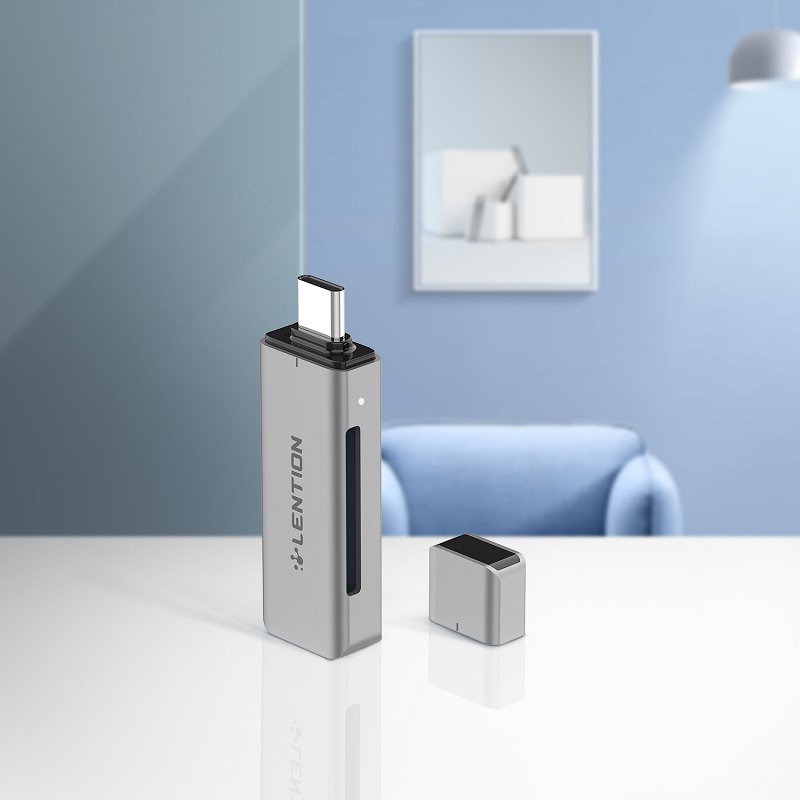از قابلیت های ویژه کارت خوان مدل C7 برند لنشن میتوان به اتصال بدون قطعی و خواندن و نوشتن همزمان با سرعت 95 مگابیت بر ثانیه بر روی دو کارت حافظه 3.0 SD و micro sd اشاره کرد. ضمن اینکه دارای یک چراغ نشانگر از نوع LED است که به هنگام شناسایی کارت حافظه و یا انتقال دیتا روشن میشود. همچنین از اغلب کارت حافظه های موجود در بازار اعم از SD/SDHC/SDXC/MICRO SD/MICRO SDHC/MICRO SDXC پشتیبانی میکند. به علاوه قابل استفاده در تمامی محصولات لپ تاپ، گوشی موبایل و تبلت دارای پورت USB-C و قابلیت OTG میباشد.