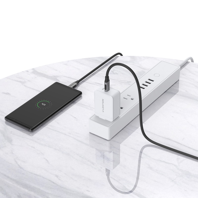 و اما جنس ساخت کابل لنشن مدل CCN-100W همانطور که از محصولات با کیفیت برند لنشن انتظار می رود، بسیار خوش ساخت بوده و از روکش پارچه ای کنفی TPE ساخته شده است. ضمن اینکه در ساخت آن از مواد با کیفیتی استفاده شده است و با ایجاد اتصال فشاری و کششی، ضمن اتصال مطلوب از پورت دستگاه شما نیز مراقبت می کند.