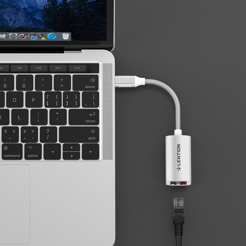 در واقع محصول مبدل لنشن مدل CU604 با خروجی RJ45 و امکان اتصال از طریق پورت USB-C به شما این امکان را میدهد تا  با سرعت های 10/100/1000 مگابیت بر ثانیه به اینترنت متصل شوید. همچنین این قابلیت را دارد تا با نشانگر سبز از اتصال مناسب و با نشانگر زرد از اتصال شبکه شما را مطلع نماید.‌ منتها برای اینکه بتوانید از این مبدل استفاده کنید، نیاز به برق خارجی دارید. همینطور یکی از محسنات این مبدل در کنار اتصال بدون قطعی، ساختار طراحی کوچک و ظریف آن است که جای کمی میگیرد و حمل آسانی دارد.