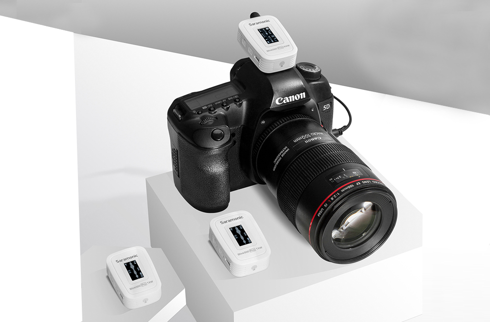 فرستنده گیره‌ای Blink 500 Pro TXW دارای یک میکروفون همه جانبه داخلی با صدای عالی است و به اندازه کافی کوچک و سبک است که به پیراهن و لباس متصل شود، یا می‌توانید از آن به عنوان یک فرستنده کمربند سنتی با SR-M1 حرفه‌ای استفاده کنید