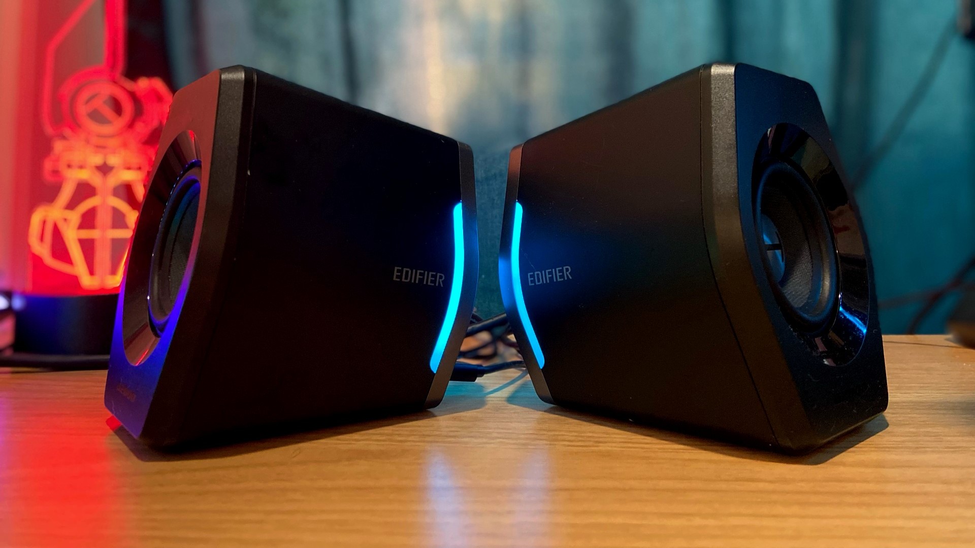 اسپیکر گیمینگ ادیفایر دارای ورودی USB و AUX است بنابراین می توانید آن را به سیستم دسکتاپ، مک، لپ تاپ، تبلت، گوشی هوشمند، MP3 پلیر و غیره وصل کنید.