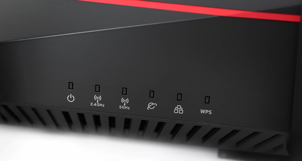 RT-AC5300  توانسته عنوان سریع‌ترین وای‌فای جهان را نیز نصیب خود کند. ایسوس تضمین کرده که با استفاده از این روتر توانایی برقراری ارتباط‌هایی با سرعتی تا 1Gbps را بر روی باند 2.4 گیگاهرتز و تا سرعت 2.167Gbps بر روی هریک از باندهای 5 گیگاهرتزی را خواهید داشت. هنوز از قیمت و زمان عرضه این محصول اطلاعاتی منتشر نشده است. روتر وایرلس RT-AC5300 از ایسوس، ظاهری بسیار جذاب داشته و بی شباهت به نمونه های دیگر است.